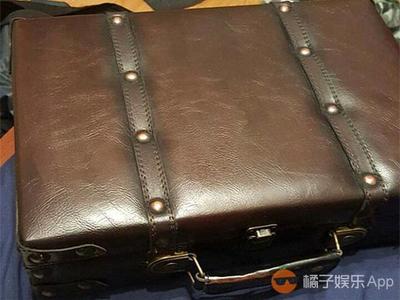 慎重打开:女友给他留下一只神秘皮箱. - 今日头条(TouTiao.com)